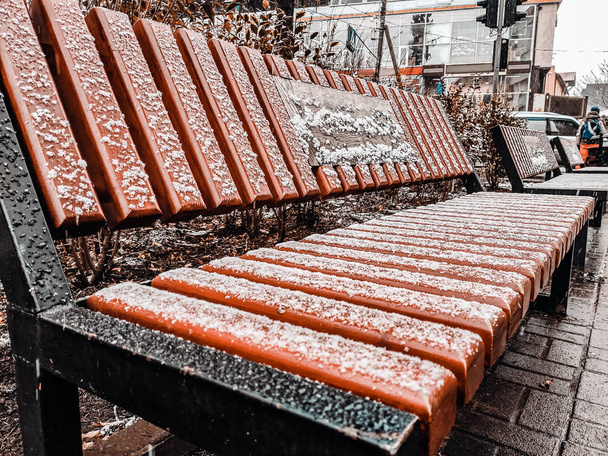 Ławka w śniegu. Samotna ławka w parku pokryta śniegiem wcześnie w  - Zdjęcie, obraz