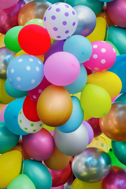 Πολύχρωμο φόντο με πολύχρωμα μπαλόνια - Φωτογραφία, εικόνα