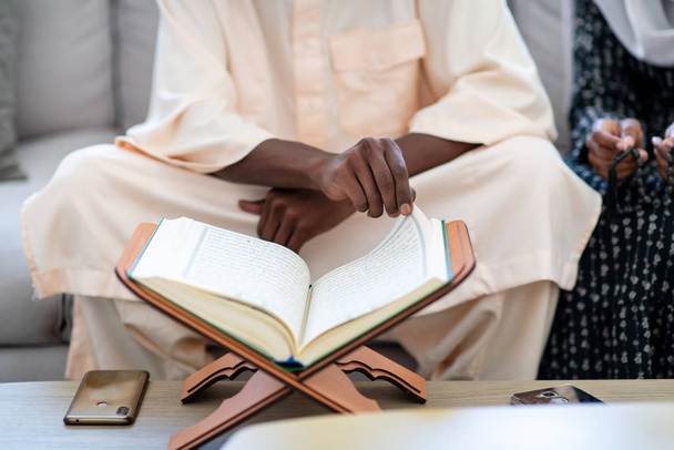 african couple at home reading quran - Zdjęcie, obraz