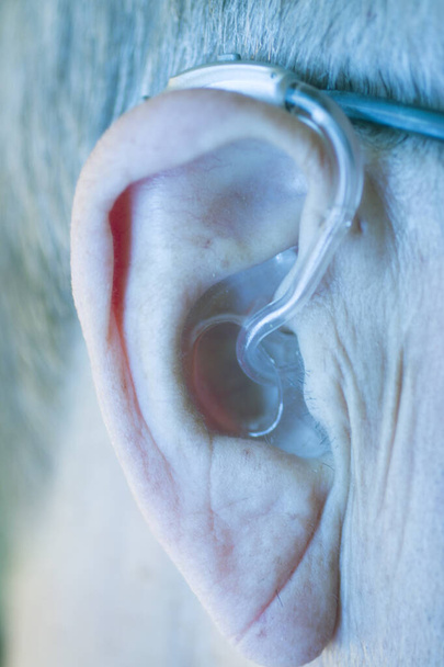 homme avec prothèse auditive
 - Photo, image