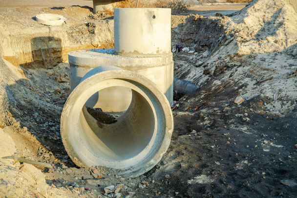Construção de esgoto com tubos de concreto no poço
 - Foto, Imagem