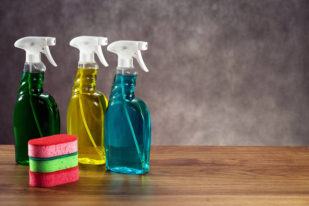 Frascos de spray com esponjas coloridas. Conceito de limpeza doméstica. Kit de limpeza
. - Foto, Imagem