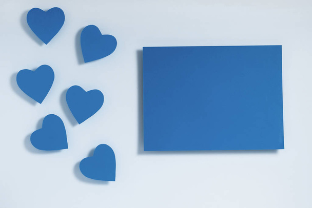 Walentynkowa kompozycja. Niebieskie serca puste kartki papieru. Widok z góry, płaski, przestrzeń do kopiowania. Modny kolor roku 2020.. - Zdjęcie, obraz