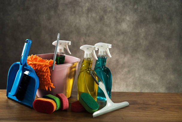 Herramientas coloridas para la limpieza. Concepto de limpieza del hogar. Kit de limpieza
. - Foto, imagen