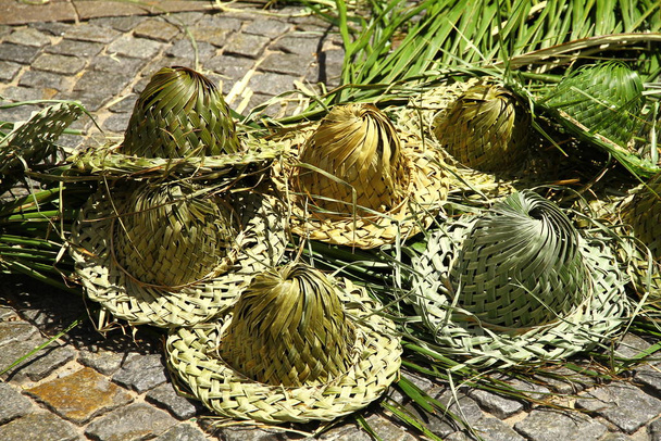 Зелені солом'яні шапки ручної роботи
 - Фото, зображення