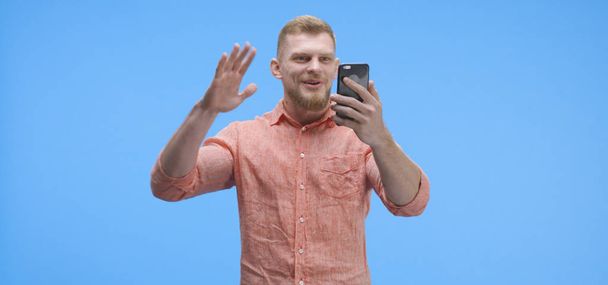 Jeune homme ayant un appel vidéo
 - Photo, image