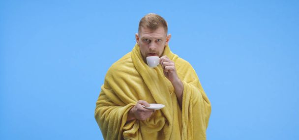 Malade jeune homme buvant du thé
 - Photo, image