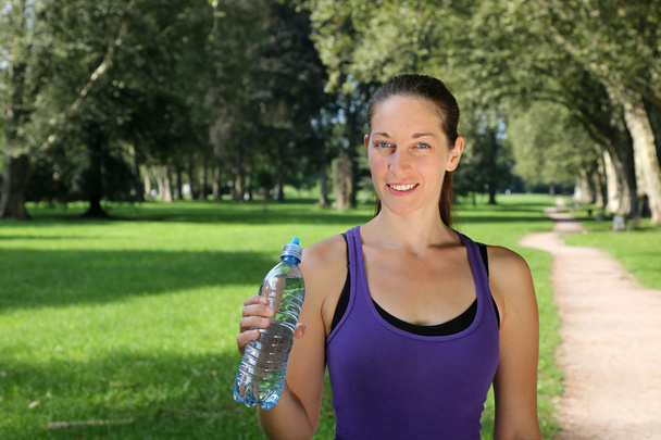 水のボトルを持つ運動若い女性 - 写真・画像