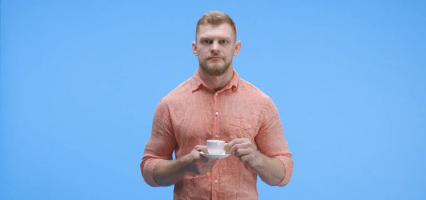 молодой человек, пьющий кофе - Фото, изображение