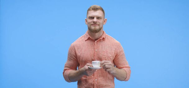 Молодий чоловік п'є каву
 - Фото, зображення