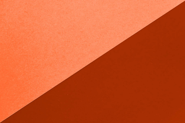 Oranžový červený papír pozadí. Úhlopříčka. Trendy barva roku 2020. - Fotografie, Obrázek
