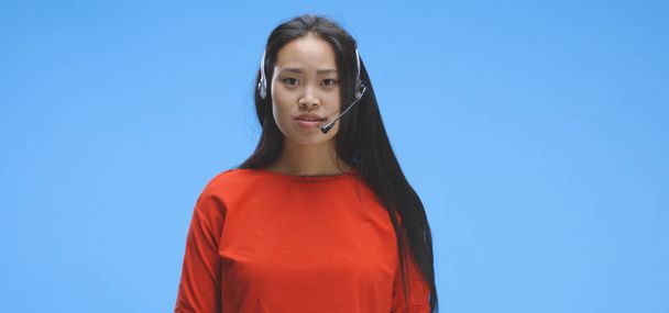 Young woman talking while wearing headset - Foto, Imagen
