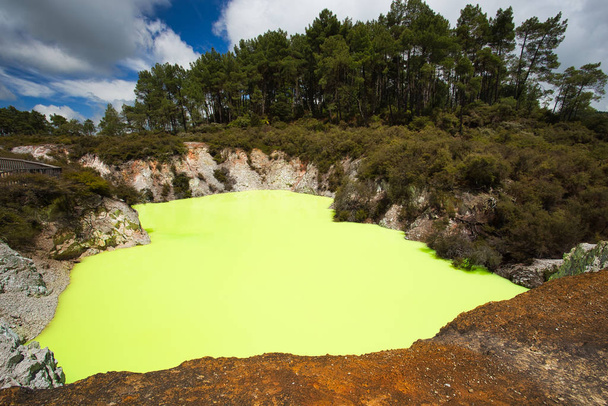 Green Devil 's Bath Pool at Wai-O-Tapu Geothermal Area near Rotor
 - Фото, изображение