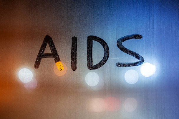 sana AIDS kirjoitettu yö märkä ikkuna lasi lähikuva bokeh tausta
 - Valokuva, kuva