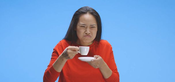 Nuori nainen juo kahvia - Valokuva, kuva