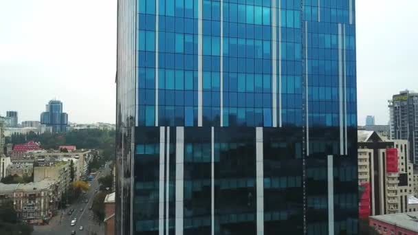 Aerial view of close up of a skyscraper, Business building close up Aerial, Flight near a glass skyscraper, Impressive skyscrapers from drone - Metraje, vídeo