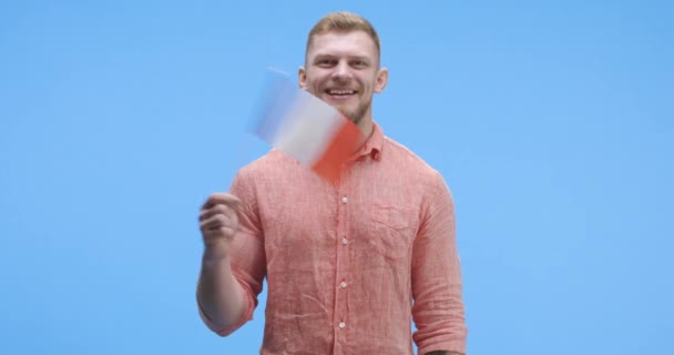Mladý muž mává francouzskou vlajkou - Záběry, video