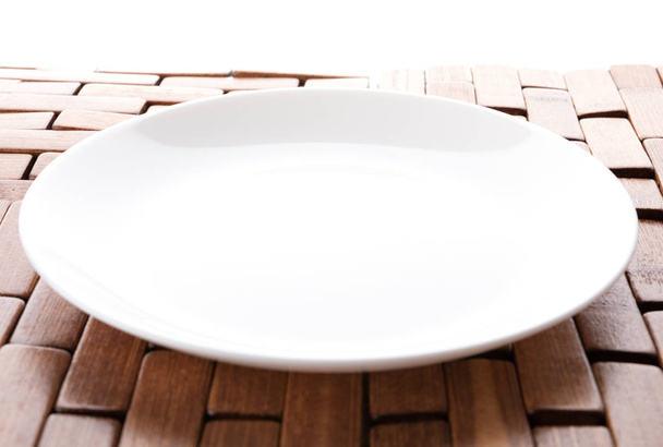 Placa blanca aislada en un soporte de madera
 - Foto, Imagen