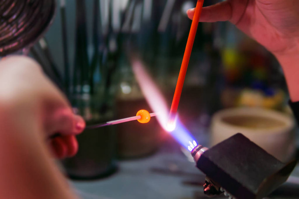 flamme fabriquée à la main dans un atelier de soufflage de verre
 - Photo, image
