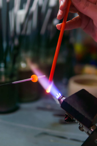 Стеклянные факелы ручной работы в стеклодувной мастерской
 - Фото, изображение