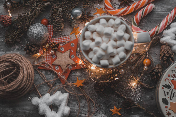 Χριστουγεννιάτικη σύνθεση, κορυφαία θέα, μαρμελάδα στο καφέ, ζεστή ατμόσφαιρα, Χριστουγεννιάτικη διακόσμηση - Φωτογραφία, εικόνα