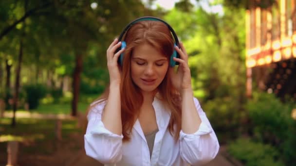 arc vörös lány hallgatni az új dalt - Felvétel, videó