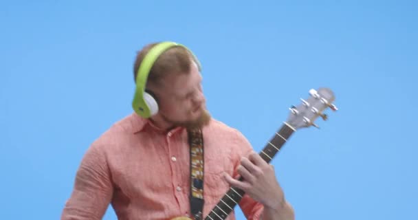 若い男がギターでロックアウト - 映像、動画