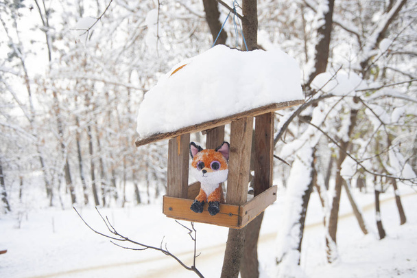 Toy fox in the birdhouse in winter. - Photo, Image