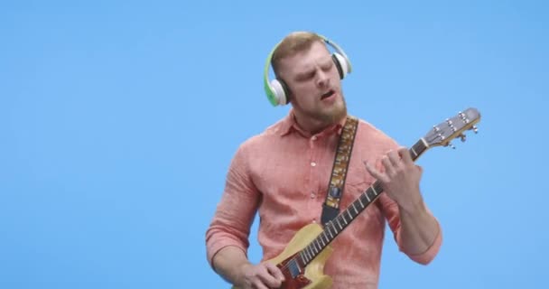 Mladý muž houpající se na kytaru - Záběry, video