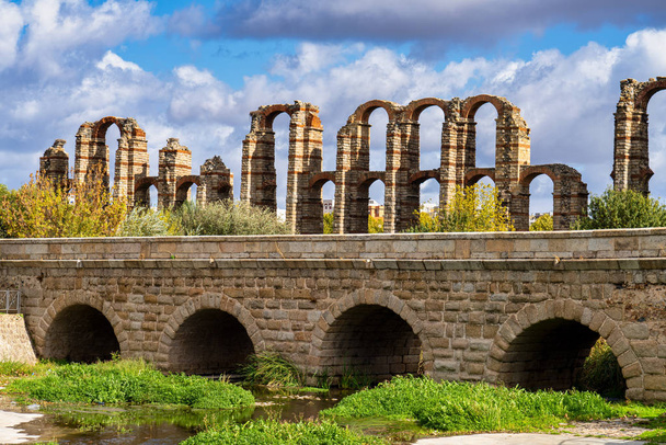 L'Acueducto de los Milagros, Acquedotto Miracoloso a Merida, Estremadura, Spagna
 - Foto, immagini