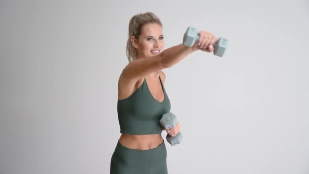 4K Beautiful woman working out with dumbells at home - Video