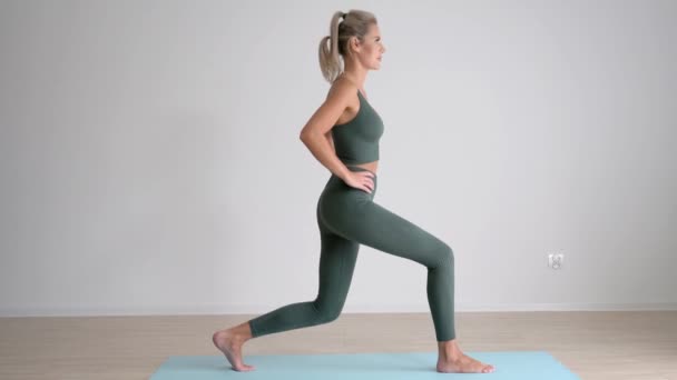 4k schöne Frau praktiziert Yoga zu Hause - Filmmaterial, Video