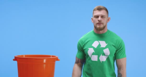 Uomo eco-consapevole mettendo bottiglia nel secchio
 - Filmati, video