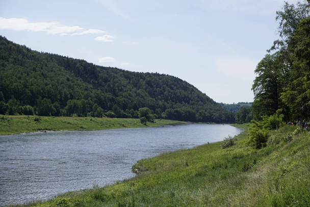 The Elbe river between Kurort Rathen and Stadt Wehlen in Saxon Switzerland - Foto, imagen