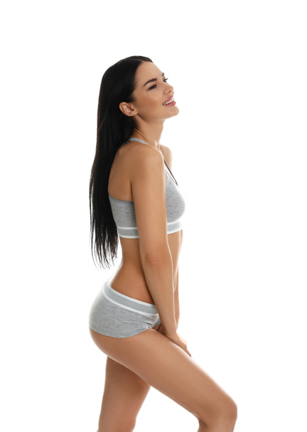 schöne junge Frau in grauer sportlicher Unterwäsche isoliert auf weiß - Foto, Bild