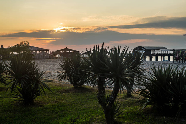 Batoumi / Géorgie 20. Novembre 2019 photo du coucher du soleil sur la plage de la mer Noire
 - Photo, image