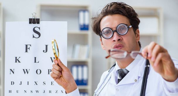 De grappige oogarts in humoristisch medisch concept - Foto, afbeelding