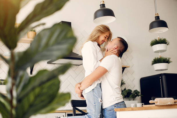 Beautiful couple spend time in a kitchen - Foto, Imagem