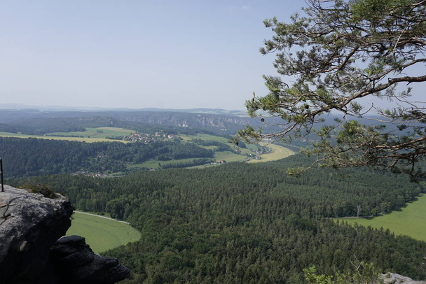Vista da montanha Lilienstein para Rathen na Suíça Saxônica
 - Foto, Imagem
