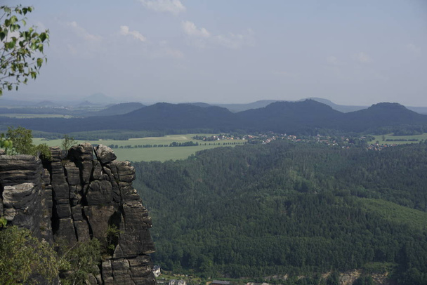 Formação rochosa interessante na frente da paisagem montanhosa dramática de Lilienstein
 - Foto, Imagem