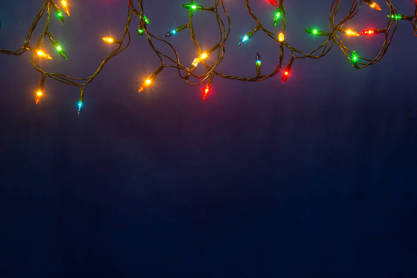 クリスマスライト上の青の背景にコピーspac - 写真・画像