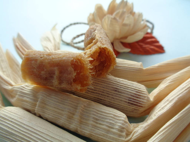 Klethik nanas, salteado seco aplastar cubierta de piña con cáscara de maíz. Snack tradicional indonesio, snack de sudor
 - Foto, imagen