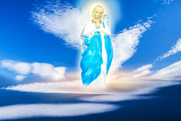 Engel in de wolken. Blauwe lucht met wolken. religieuze achtergrond - Foto, afbeelding