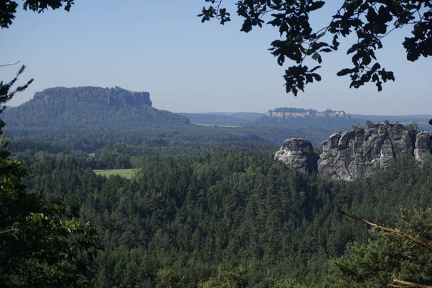 Krásný výhled na pevnost Konigstein a pohoří Lilienstein - Fotografie, Obrázek