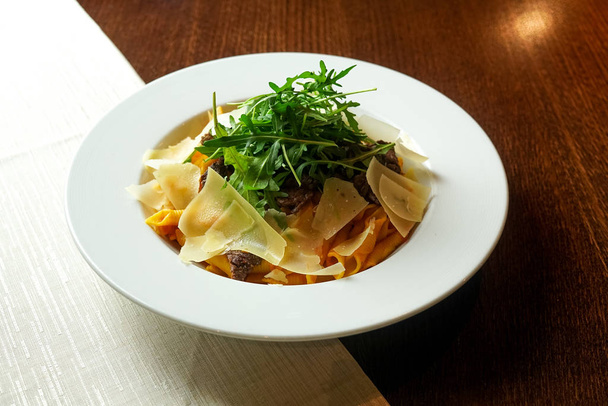 Piatto di pasta su un tavolo di ristorante
 - Foto, immagini