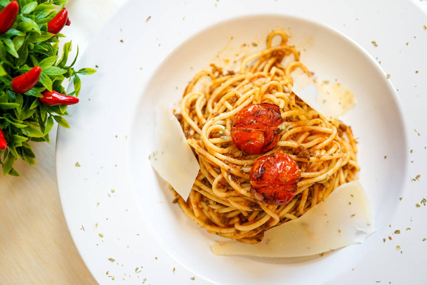 Pasta dish on a restaurant table - Фото, зображення