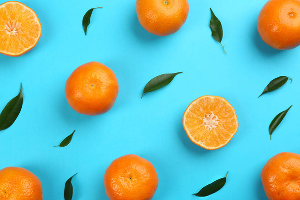 Flat lay composition with tangerines on blue background - Φωτογραφία, εικόνα
