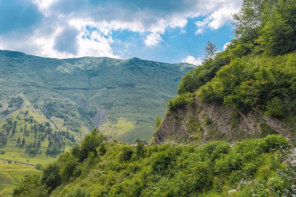 Pericolosa svolta sulla strada militare georgiana nelle montagne del Caucaso
 - Foto, immagini