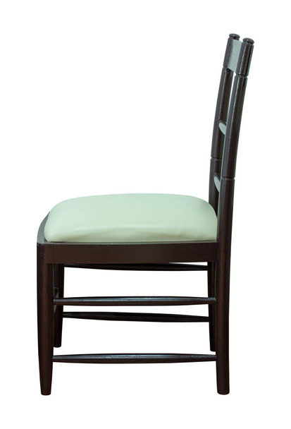 Vista lateral da cadeira de madeira com assento de couro isolado no branco Ba
 - Foto, Imagem