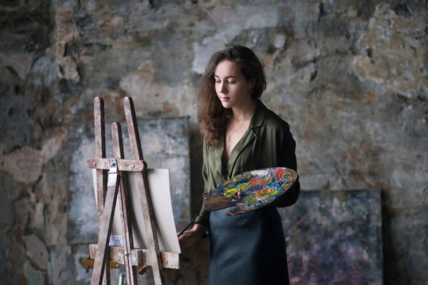 Художник-жінка живописець з пензлем і палітрою
 - Фото, зображення